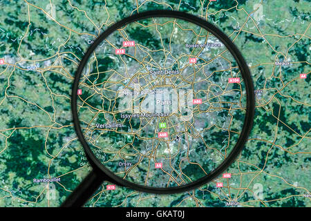 Le Plan de Paris. Plan de Paris sur Google Maps sous une loupe Banque D'Images