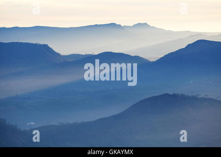 Coucher du soleil - vue de l'Adam's Peak, Sri Lanka Banque D'Images