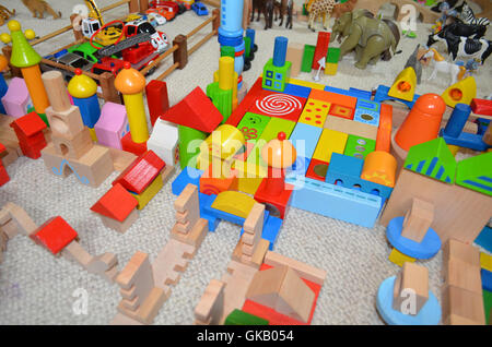 Les filles, jeux de construction, tour, construire, 6 ans, enfant, la  concentration, la chambre des enfants, jouer, construire, jeu, dominos,  Lego, jouets, de la construction, de l'instable, délabrée, instable,  l'activité, l'école maternelle