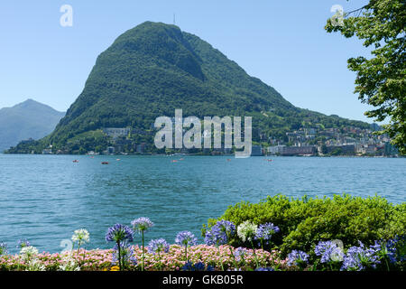 Lugano, Suisse - Vue sur la baie et le mont Salvatore du jardin botanique de la ville Banque D'Images