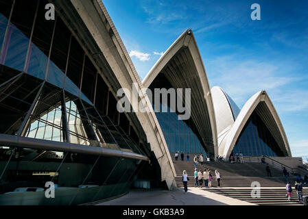 Les touristes visitant l'opéra de Sydney vue détaillée dans l'Australie aux beaux jours Banque D'Images
