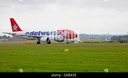 Airbus A320-214 Edelweiss Air décollant de l'aéroport d'Édimbourg Banque D'Images