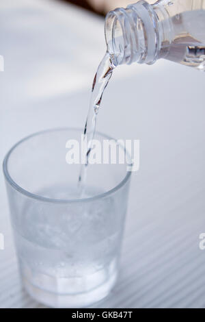 L'eau claire froide frais dans une bouteille et un verre Banque D'Images