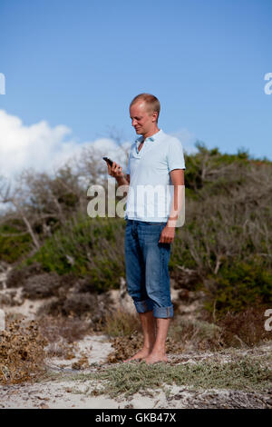 Téléphone Tactile Mobile Sur Sable Sur La Plage Banque D'Images et Photos  Libres De Droits. Image 86129154