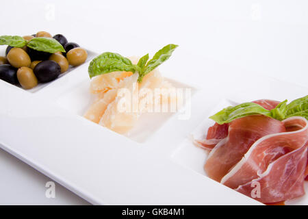 Apéritif mixte plaque avec parma tomate parmesan olives sur Banque D'Images