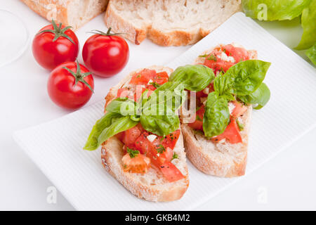 Bruschetta à la tomate fraîche et l'ail sur une plaque Banque D'Images