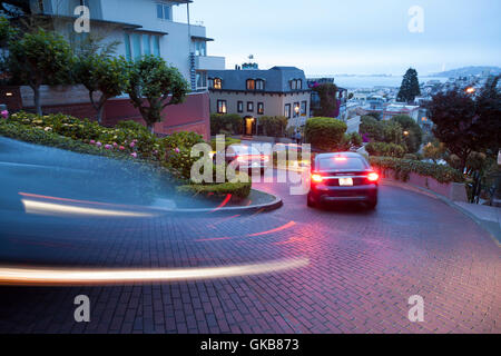 San Francisco, Californie : une longue exposition de Lombard Street, célèbre pour ses virages en épingle dans le quartier de Russian Hill. Banque D'Images