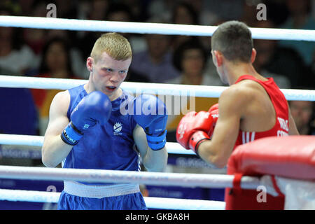 Codina, Joseph, le Pays de Galles (rouge) v Charlie FLYNN, l'Écosse (bleu) chez les hommes poids léger (60kg) Demi-finales au SECC, Jeux du Commonwealth de 2014, Glasgow. Charlie Flynn a gagné le combat. Banque D'Images