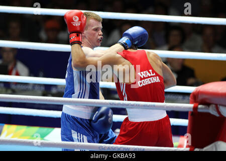 Codina, Joseph, le Pays de Galles (rouge) v Charlie FLYNN, l'Écosse (bleu) chez les hommes poids léger (60kg) Demi-finales au SECC, Jeux du Commonwealth de 2014, Glasgow. Charlie Flynn a gagné le combat. Banque D'Images