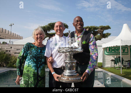 Carol Klein, Sandy McDonald, Ainsley Harriott, à la présentation du jardin Best in Show.Médaillés au salon des fleurs de Southport, 2016.Le jardin de Berry, conçu par le design Kirman, est orné d'un vieux olivier redondant comme pièce maîtresse de leur jardin de cuisine méditerranéenne axé sur la vie moderne en extérieur. Banque D'Images