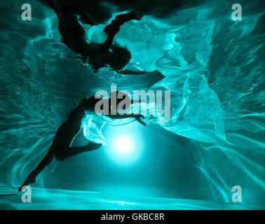 Silouette d'une femme dans une piscine la nuit, Virginia Beach, Virginia Banque D'Images