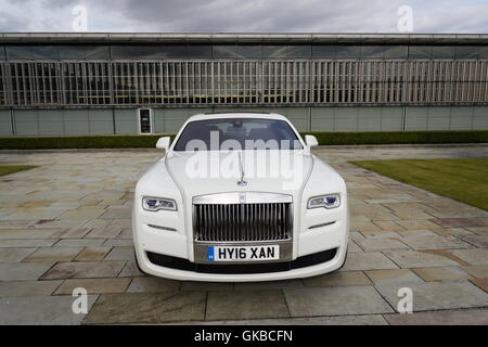 Rolls-Royce Ghost se tient juste en face de l'usine automobile de Goodwood le 11 août 2016 dans Westhampnet, Royaume-Uni. Banque D'Images