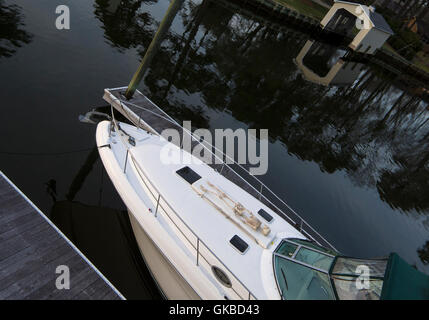 Un squelette d'antenne sur la proue d'un Sea Ray 340, Virginia Beach, VA Banque D'Images