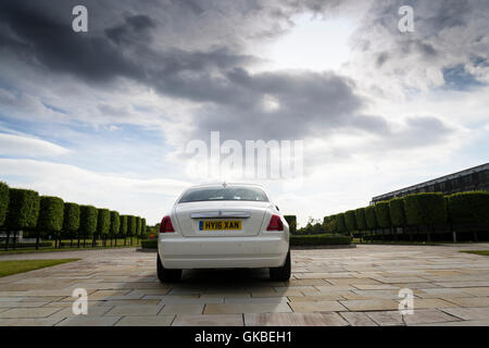 Rolls-Royce Ghost se tient juste en face de l'usine automobile de Goodwood le 11 août 2016 dans Westhampnet, Royaume-Uni. Banque D'Images