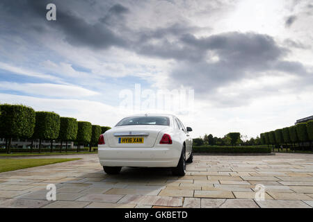 Rolls-Royce Ghost se tient juste en face de l'usine automobile de Goodwood le 11 août 2016 dans Westhampnet, Royaume-Uni. Banque D'Images