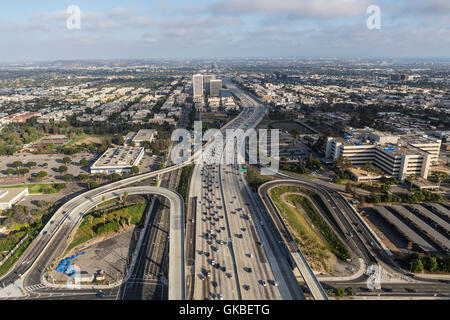 Vue aérienne de la San Diego Freeway à 405 Wilshire Blvd West LA. Banque D'Images