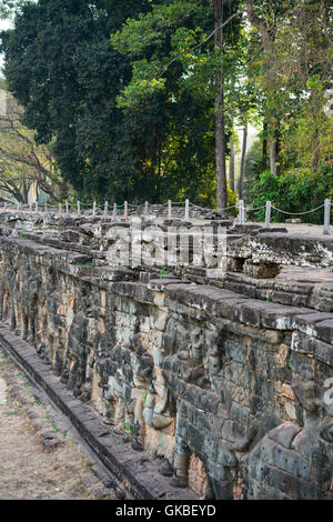 Terrasse des éléphants est une partie d'Angkor, au Cambodge la réhabilitation des murs, des temples de Angkor King terrasses est utilisé comme plate-forme pour regarder ses troupes victorieuses retour accueil Banque D'Images