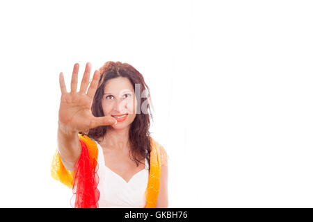 Superbe Portrait de femme de race blanche à maturité et du Moyen-Orient arabe avec sourire et caractéristiques montrant main ouverte tout en portant un châle sur les épaules isolé sur fond blanc Banque D'Images