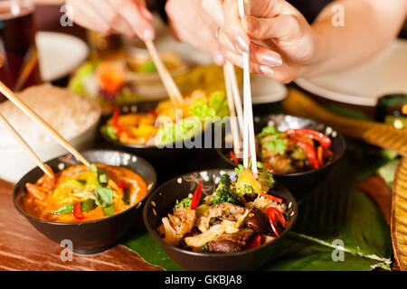 Les jeunes de manger dans un restaurant thaïlandais Banque D'Images