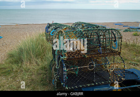 Des casiers à homard à la plage de Sizewell dans le Suffolk en Angleterre Banque D'Images
