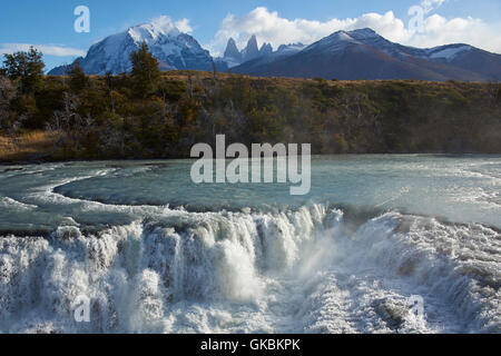 La cascade "Cascada Paine' sur la rivière Paine dans le Parc National Torres del Paine dans la région de Magallanes du sud du Chili. Banque D'Images