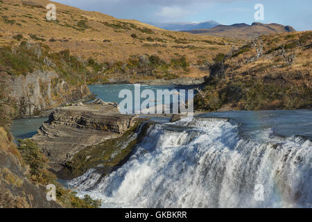 La cascade "Cascada Paine' sur la rivière Paine dans le Parc National Torres del Paine dans la région de Magallanes du sud du Chili. Banque D'Images