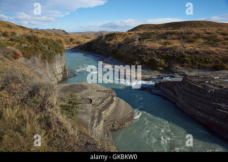 Ci-dessous la cascade Canyon 'Cascada Paine' sur la rivière Paine dans le Parc National Torres del Paine, Chili Banque D'Images