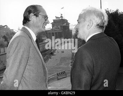 Le maire de Paris Jacques Chirac (l) et son homologue de Berlin Richard von Weizsäcker (r) a voir au mur de Berlin le 18 octobre 1983, en arrière-plan la porte de Brandebourg. Dans le monde d'utilisation | Banque D'Images