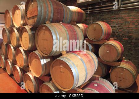 Des tonneaux de vin au Mont Destin vignoble près de Stellenbosch sont conservés au frais dans une cave à vin - Mars 2016 | Le monde d'utilisation Banque D'Images