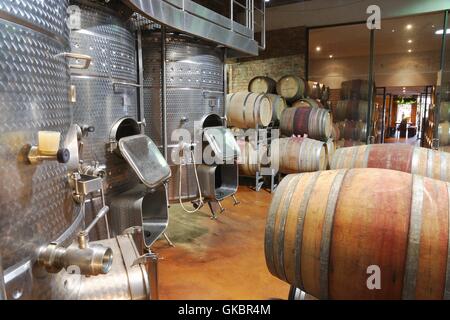 Des tonneaux de vin au Mont Destin vignoble près de Stellenbosch sont conservés au frais dans une cave à vin - Mars 2016 | Le monde d'utilisation Banque D'Images