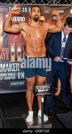 David Haye boxeurs et Arnold Gjerjaj peser à l'exposition 'Ali' avant leur lutte demain, samedi le 21 mai. Haye pesait 16,0 et Gjerjaj à 16.13. Avec : David Haye Où : London, Royaume-Uni Quand : 20 mai 2016 Banque D'Images