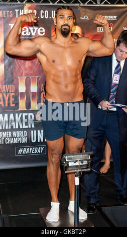 David Haye boxeurs et Arnold Gjerjaj peser à l'exposition 'Ali' avant leur lutte demain, samedi le 21 mai. Haye pesait 16,0 et Gjerjaj à 16.13. Avec : David Haye Où : London, Royaume-Uni Quand : 20 mai 2016 Banque D'Images