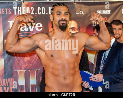 David Haye boxeurs et Arnold Gjerjaj peser à l'exposition 'Ali' avant leur lutte demain, samedi le 21 mai. Haye pesait 16,0 et Gjerjaj à 16.13. Avec : David Haye Où : London, Royaume-Uni Quand : 20 mai 2016 Banque D'Images