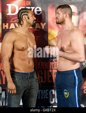 David Haye boxeurs et Arnold Gjerjaj peser à l'exposition 'Ali' avant leur lutte demain, samedi le 21 mai. Haye pesait 16,0 et Gjerjaj à 16.13. Avec : David Haye (à gauche) et Arnold Gjerjaj Où : London, Royaume-Uni lor Banque D'Images