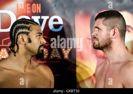 David Haye boxeurs et Arnold Gjerjaj peser à l'exposition 'Ali' avant leur lutte demain, samedi le 21 mai. Haye pesait 16,0 et Gjerjaj à 16.13. Avec : David Haye (à gauche) et Arnold Gjerjaj Où : London, Royaume-Uni lor Banque D'Images