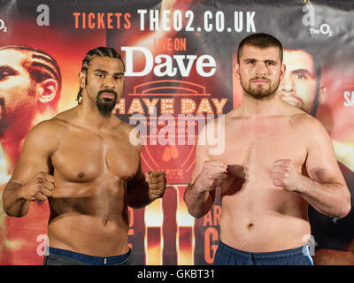 David Haye boxeurs et Arnold Gjerjaj peser à l'exposition 'Ali' avant leur lutte demain, samedi le 21 mai. Haye pesait 16,0 et Gjerjaj à 16.13. Avec : David Haye (à gauche) et Arnold Gjerjaj Où : London, Royaume-Uni lor Banque D'Images