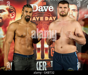 David Haye boxeurs et Arnold Gjerjaj peser à l'exposition 'Ali' avant leur lutte demain, samedi le 21 mai. Haye pesait 16,0 et Gjerjaj à 16.13. Avec : David Haye (à gauche) et Arnold Gjerjaj Où : London, Royaume-Uni lor Banque D'Images