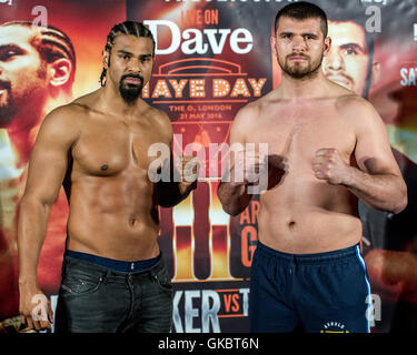 David Haye boxeurs et Arnold Gjerjaj peser à l'exposition 'Ali' avant leur lutte demain, samedi le 21 mai. Haye pesait 16,0 et Gjerjaj à 16.13. Avec : David Haye (à gauche) et Arnold Gjerjaj Où : London, Royaume-Uni lor Banque D'Images