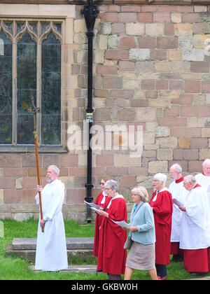 Clypping (ou 'CLIPPING') l'église de Wirksworth, Derbyshire - habitants de bras de liaison et 'embrace' l'église. Banque D'Images