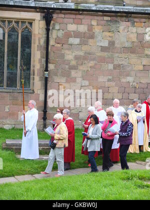 Clypping (ou 'CLIPPING') l'église de Wirksworth, Derbyshire - habitants de bras de liaison et 'embrace' l'église. Banque D'Images