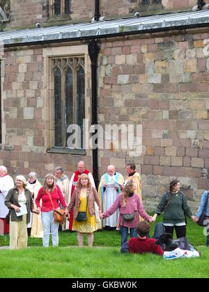 Clypping (ou 'CLIPPING') l'église de Wirksworth, Derbyshire - habitants de bras de liaison et 'embrace' l'église. Banque D'Images