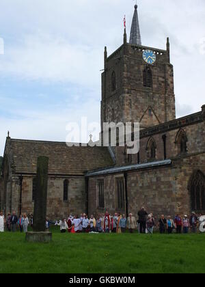 Clypping (ou 'CLIPPING') l'église de Wirksworth, Derbyshire - habitants de bras de liaison et 'embrace' l'église. Banque D'Images