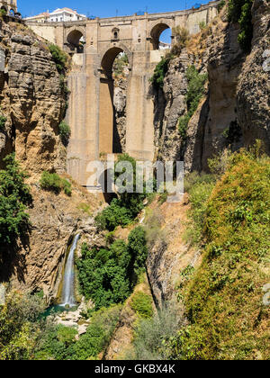 Nouveau pont (pont neuf), Espagne. Le Puente Nuevo est la plus récente et la plus grande des trois ponts qui enjambent les gorges. Banque D'Images