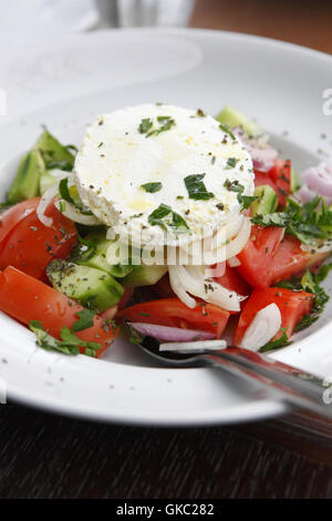 Restaurant en filet, Grèce. Salade grecque Banque D'Images