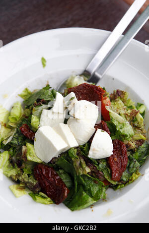 Restaurant en filet, Grèce. Salade de mozzarella Banque D'Images