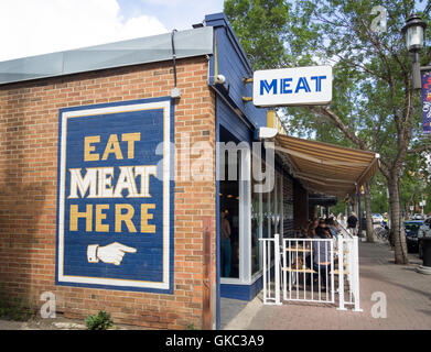 L'extérieur du restaurant de viande, un fumoir situé dans le quartier Old Strathcona à Edmonton, Alberta, Canada. Banque D'Images