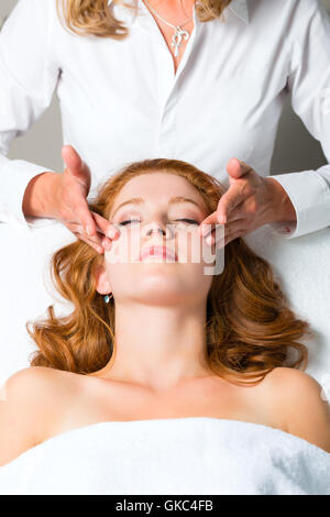 Bien-être - woman receiving head massage in spa Banque D'Images