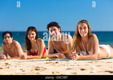 Amis de vacances de plage en été Banque D'Images