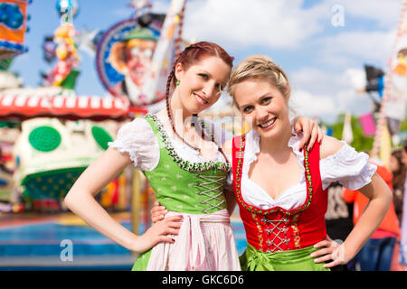 Les jeunes femmes dans le style bavarois dirndl dress ou sur une fête du printemps ou fête de la bière Banque D'Images