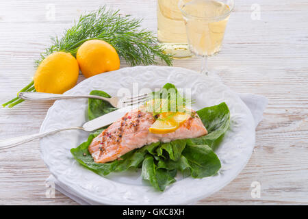 Filets de tilapia sur épinards Banque D'Images